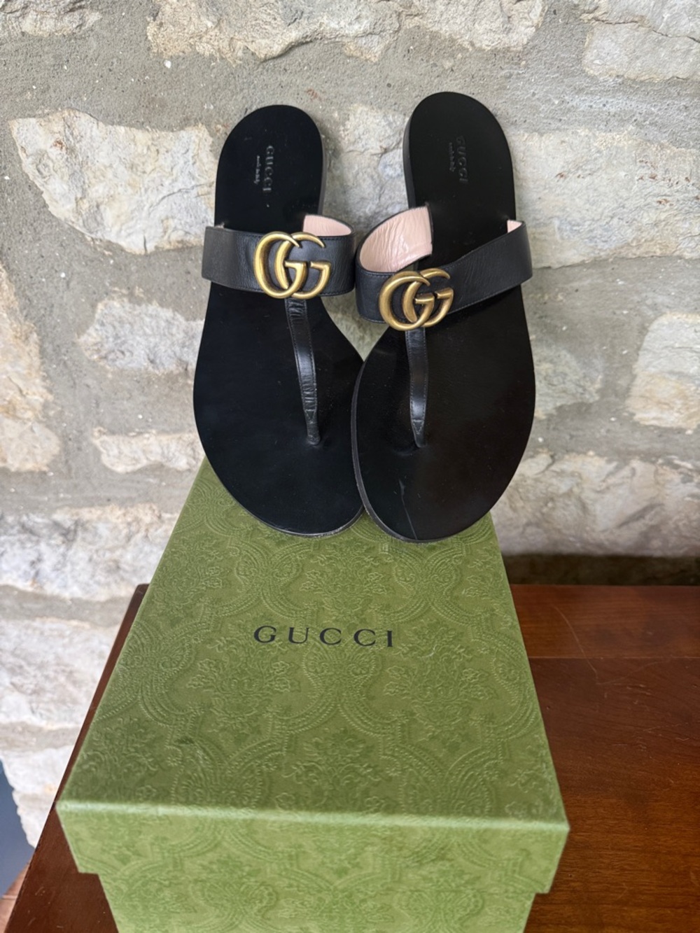 New with box Gucci Black Leather Thong Sandals with Gold GG Logo Size 10.5